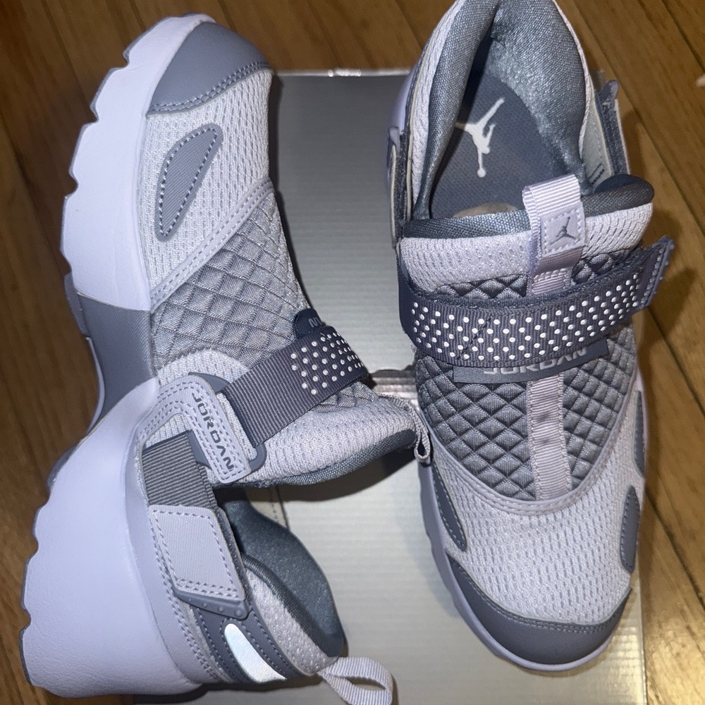 Jordan Trunner LX in Gray and White